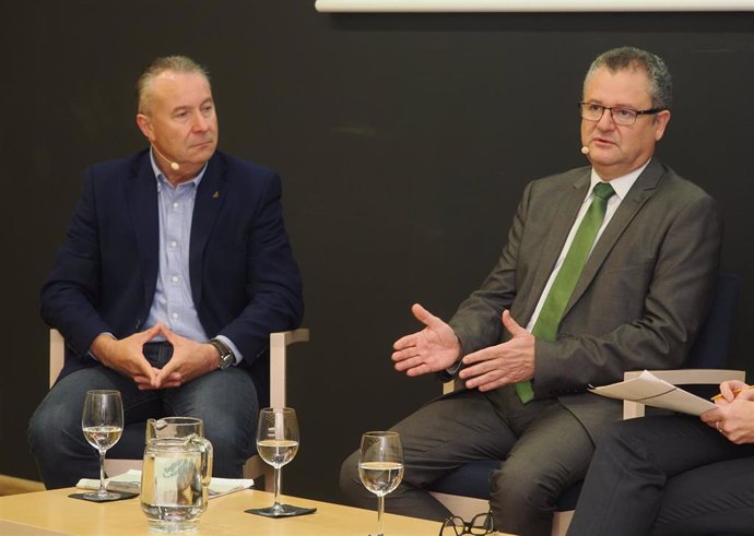 Donaciano Dujo (i) y Gerardo Dueñas, en un momento del Desayuno Informativo de Europa Press.