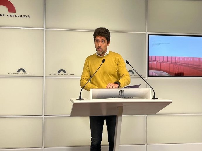 El portavoz de los comuns, David Cid, en una rueda de prensa