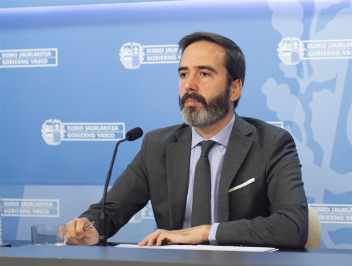 Archivo - El consejero de Turismo, Comercio y Consumo, Javier Hurtado