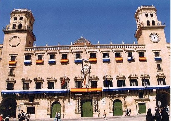 Archivo - Fachada Ayuntamiento Alicante.