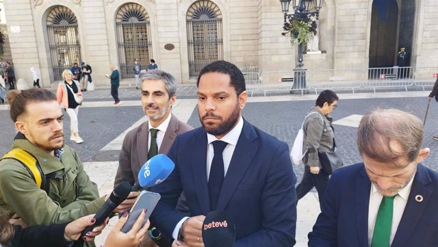 El secretario general de Vox y presidente del partido en el Parlament, Ignacio Garriga, en declaraciones a los periodistas.