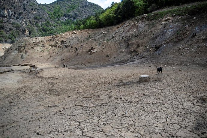 Archivo - Zona seca en el pantano de la Baells, a 26 de abril de 2023, en Barcelona, Catalunya (España). 
