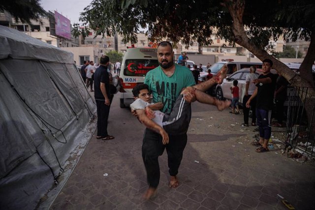 Un padre acarrea con su hijo herido hasta un hospital en Gaza.