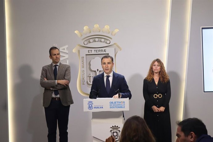 El primer teniente de alcalde de Urbanismo y Medioambiente del Ayuntamiento de Huelva, Felipe Arias (centro); el teniente de alcalde de Economía y Hacienda, Francisco Muñoz, y la concejal de Régimen Interior, Recursos Humanos,, Elena Pacheco.