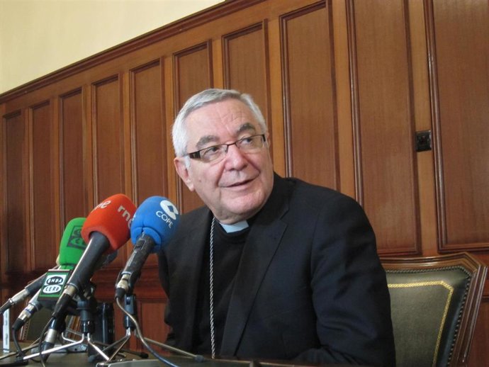 Archivo - El obispo emérito de Santander