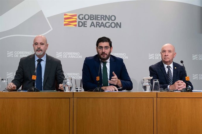 El vicepresidente del Gobierno de Aragón, Alejandro Nolasco, con los directores generales de Despoblación, Juan Manuel Hernández, y el titular de Desarrollo Territorial, Luis Lorén.