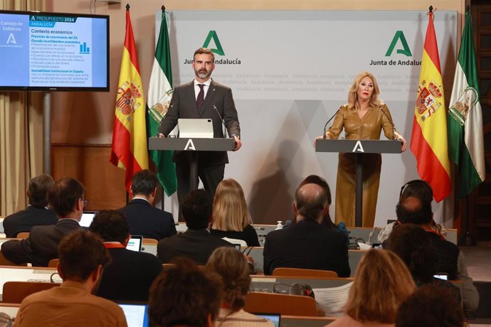 El Consejero de Sostenibilidad, Medio Ambiente y Economía Azul, Ramón Fernández-Pacheco, y la consejera de Economía, Hacienda y Fondos Europeos, Carolina España, dan una rueda de prensa tras el Consejo de Gobierno de la Junta de Andalucía. A 31 de octub