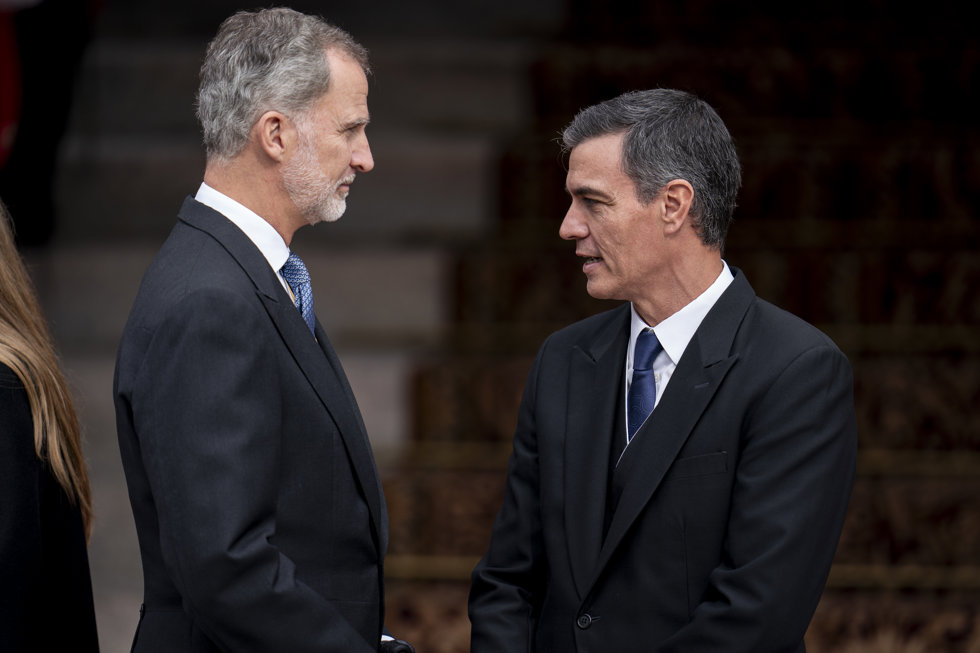 El Rey Felipe (i) y el presidente del Gobierno en funciones, Pedro Sánchez (d), en la tribuna del acto de jura de la Constitución ante las Cortes Generales, en el Congreso de los Diputados, a 31 de octubre de 2023, en Madrid (España).