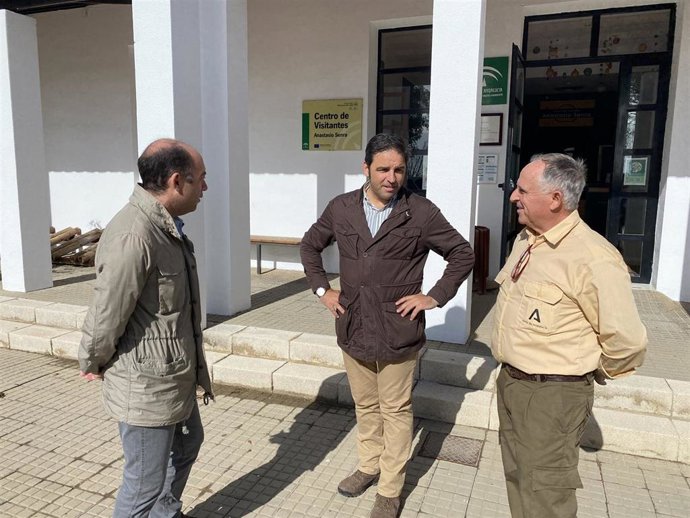 El delegado territorial de Sostenibilidad, Medio Ambiente y Economía Azul, Pedro Yórquez (centro).