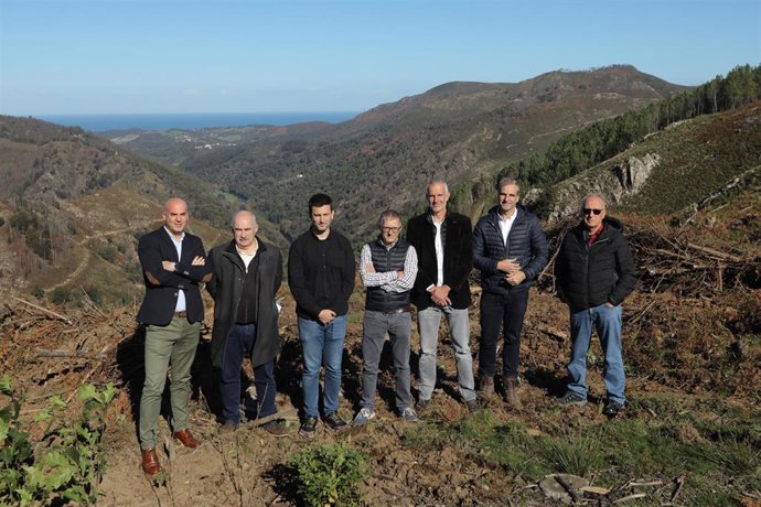 Javier Martínez (Caja Rural), José Mari Aierdi (consejero), Ladis Satrustegi (alcalde),Francisco Fernández Nistal (CPEN), Franois Delamare (ArcelorMittal Lesaka), Luis Sanz (GAN-NIK)y Pello Astiz (concejal de Lesaka) en Eskolamendi.