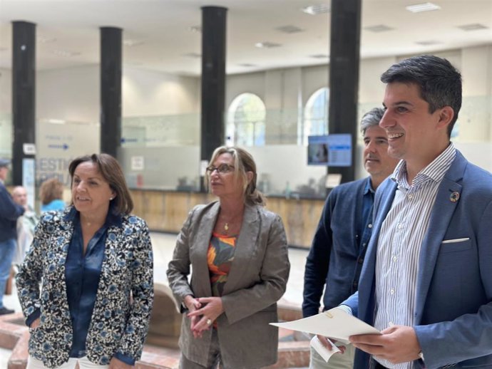 El portavoz del PSOE en el Ayuntamiento de Santander, Daniel Fernández, registra la enmienda a la totalidad al presupuesto