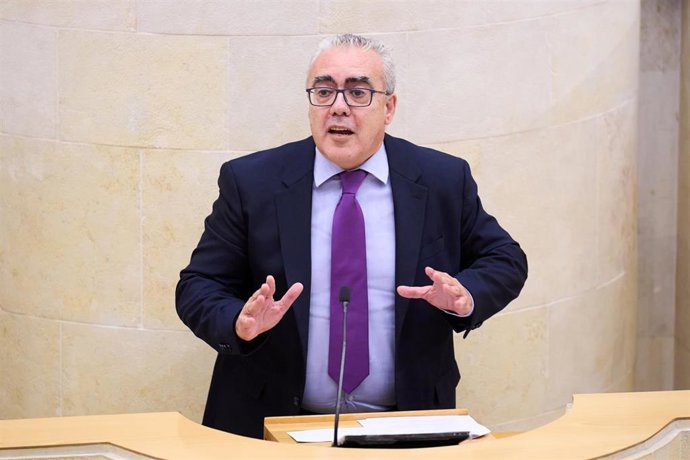 Archivo - El portavoz del PRC en el Parlamento, Pedro Hernando, en el Pleno del Parlamento.