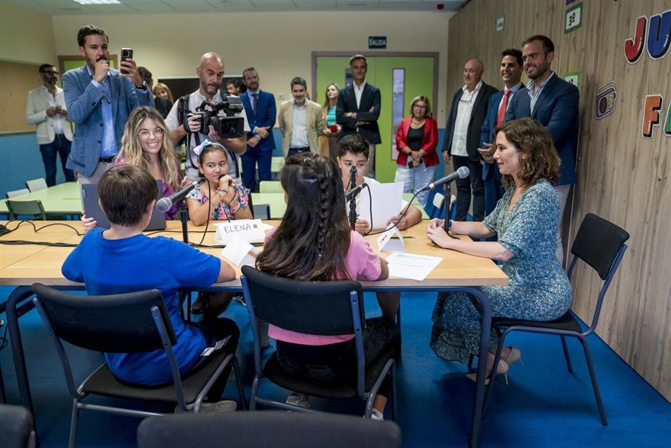 Archivo - La presidenta de la Comunidad de Madrid, Isabel Díaz Ayuso, visita el Colegio público de Educación Infantil y Primaria San Juan Bautista con motivo de la inauguración del curso escolar 2023/2024, a 7 de septiembre de 2023, en Arganda del Rey