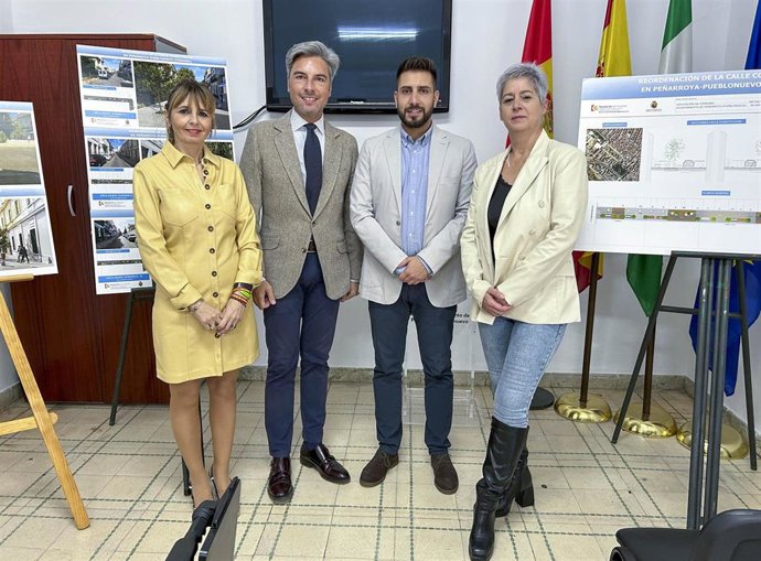 El vicepresidente primero y delegado de Infraestructuras, Sostenibilidad y Agricultura de la Diputación de Córdoba, Andrés Lorite (segundo por la izda.), en su visita a Peñarroya-Pueblonuevo.