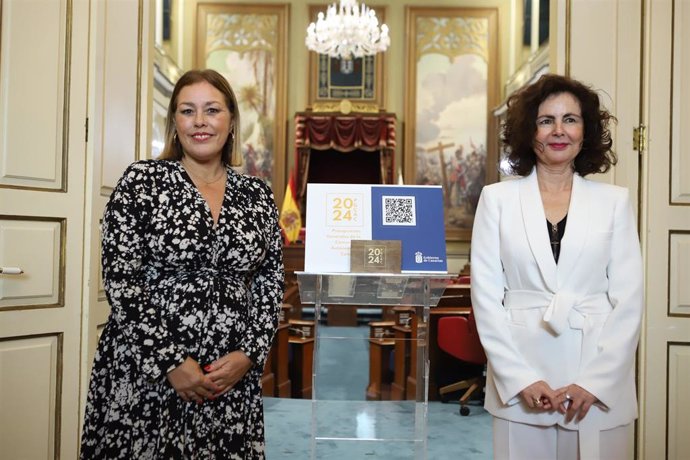 La presidenta del Parlamento, Astrid Pérez, y la consejera de Hacienda del Gobierno de Canarias, Matilde Asián, en la entrega del proyecto de ley de presupuestos