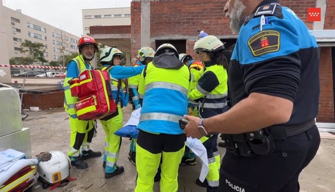 Herido muy grave un obrero al caerle la carga de una grúa en Alcorcón