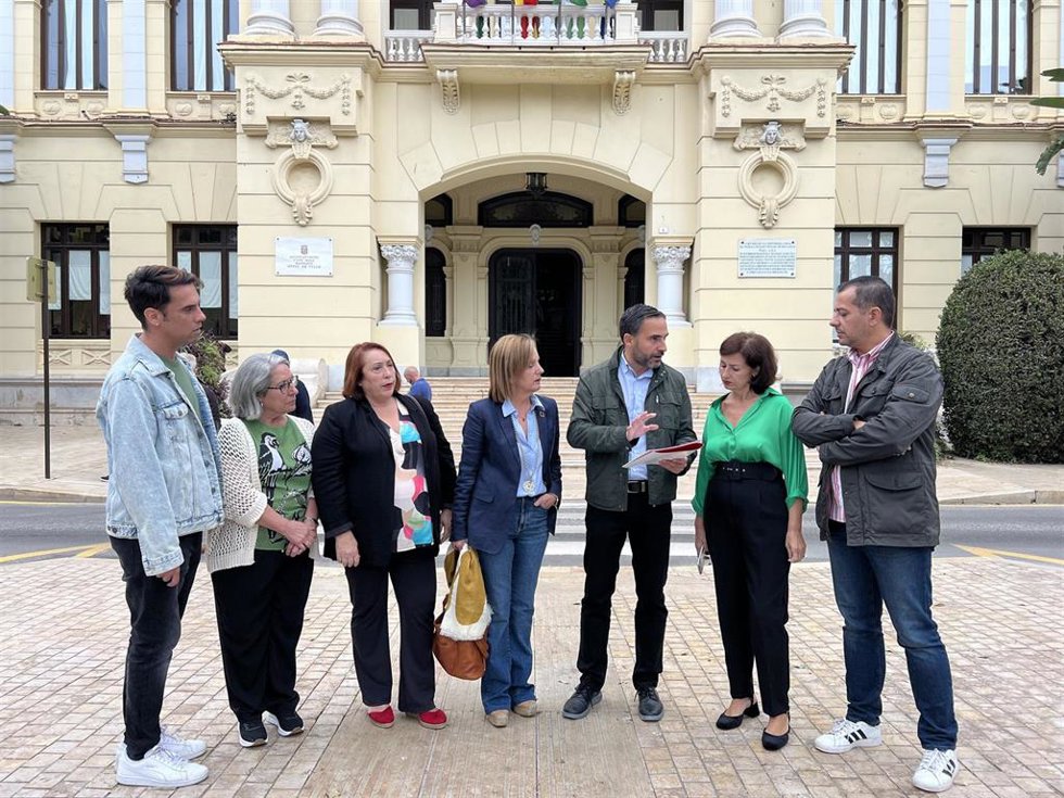 El portavoz municipal socialista, Daniel Pérez, junto con ediles del PSOE