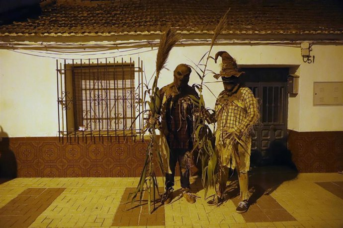 Archivo - Unas personas disfrazadas de espantapájaros  durante la noche de Halloween de Málaga en una imagen de archivo 