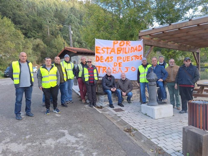 TRabajadores en hulega en la cantera de Solvay