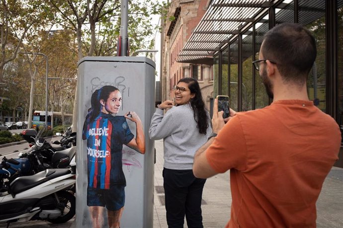 El artista TVboy homenajea a la futbolista del FC Barcelona Aitana Bonmatí en Barcelona tras haber ganado el Balón de Oro
