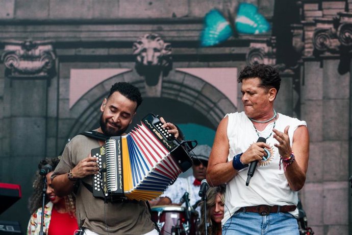 El cantante Carlos Vives (d) durante una actuación en la Puerta del Alcalá con motivo de la fiesta de la Hispanidad, a 14 de octubre de 2023