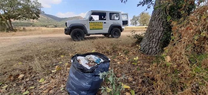El abandono de desechos, una de las causas de riesgo de incendio forestal.