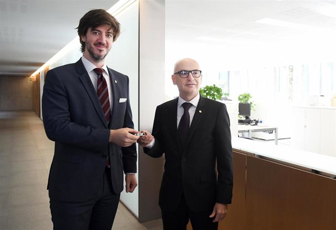 El ministro ha entregado el presupuesto al síndic general para su entrada a trámite