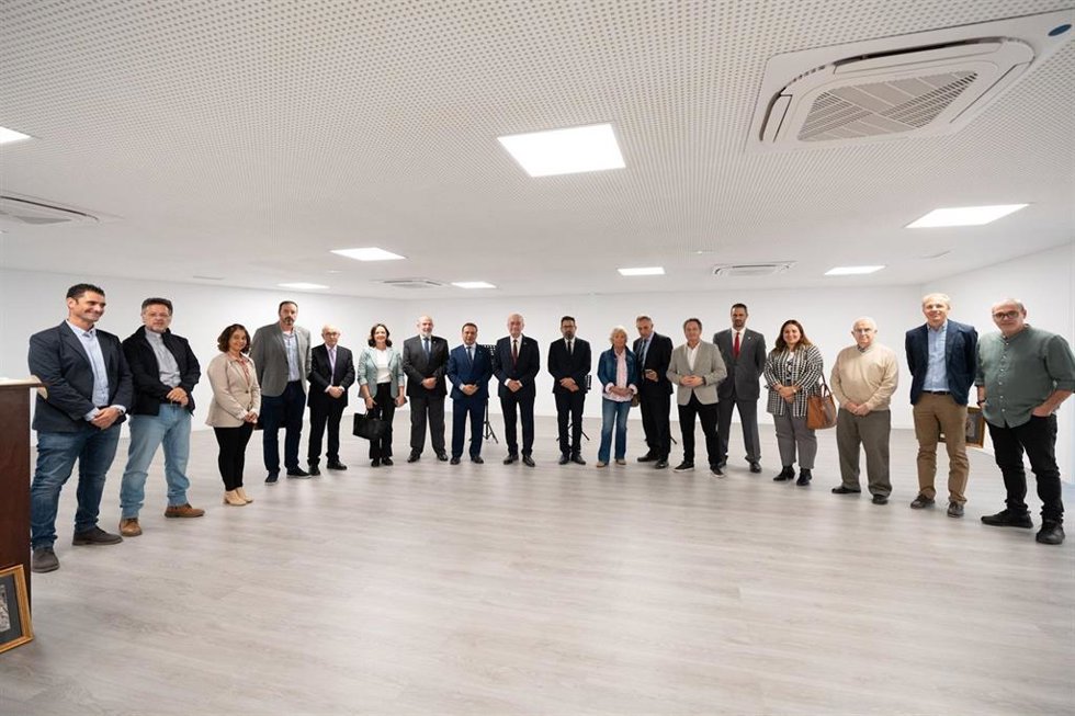 El alcalde de Málaga, Francisco de la Torre, visita la nueva sala de ensayo para bandas de música tras las obras de acondicionamiento del sótano de la sede de la Cofradía de la Crucifixión.