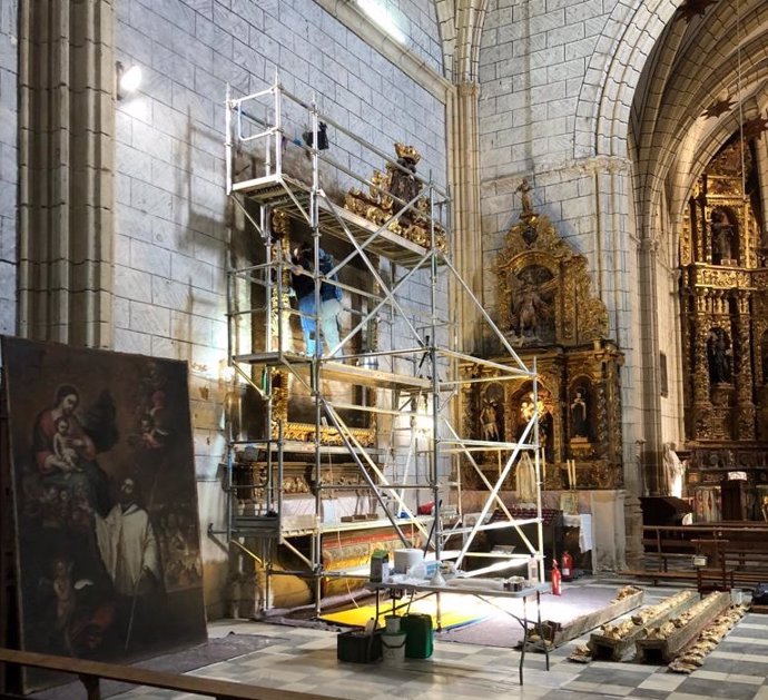 Restauración del retablo dedicado a San Juan Nepomuceno Mártir en la iglesia de Santiago Apóstol de Llerena.