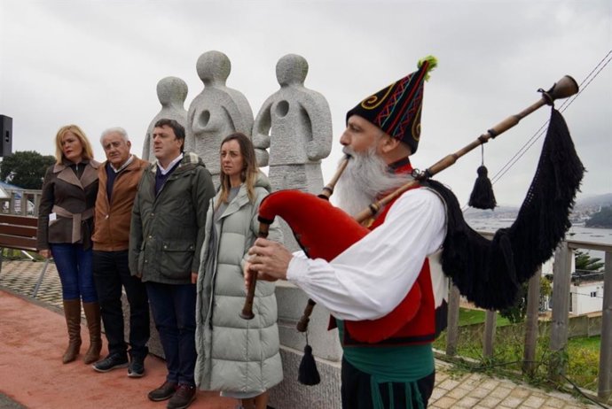 Acto del PSdeG por el Día de homenaje y recuerdo a las víctimas del golpe militar, la guerra civil y la dictadura franquista  en el monumento a los fusilados en el Alto da Concheira, Redondela (Pontevedra)