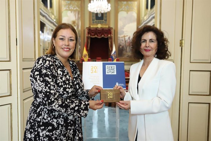 La presidenta del Parlamento de Canarias, Astrid Pérez, y la consejera de Hacienda del Gobierno de Canarias, Matilde Asián, en la entrega del proyecto de ley de presupuestos