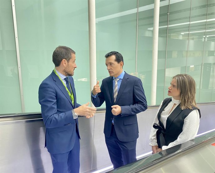 El consejero de Fomento de Infraestructuras, José Manuel Pancorbo, visita el Aeropuerto de la Región