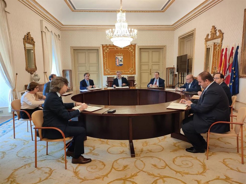 Firma en Salamanca de los seis alcaldes y de los tres presidentes de las Cámaras de Comercio para la reapertura del tren de la Ruta de la Plata