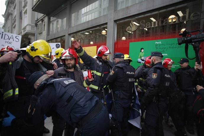 Policías Nacionales y bomberos se entrentan durante una protesta, frente a la Diputación de Lugo, a 31 de octubre de 2023, en Lugo, Galicia (España). El comité de huelga que representa al colectivo en Galicia, integrado por los sindicatos UGT, CCOO, CIG