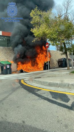 La Policía Nacional identifica a un menor de edad como presunto autor de un incendio de contenedores