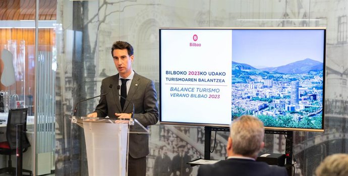 El concejal de Desarrollo, Comercio, Empleo y Turismo del Ayuntamiento de Bilbao, Xabier Ochandiano, en la presentación del balance de turismo en verano.