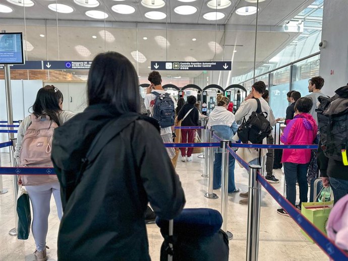 Archivo - Pasajeros en el aeropuerto Charles de Gaulle de París