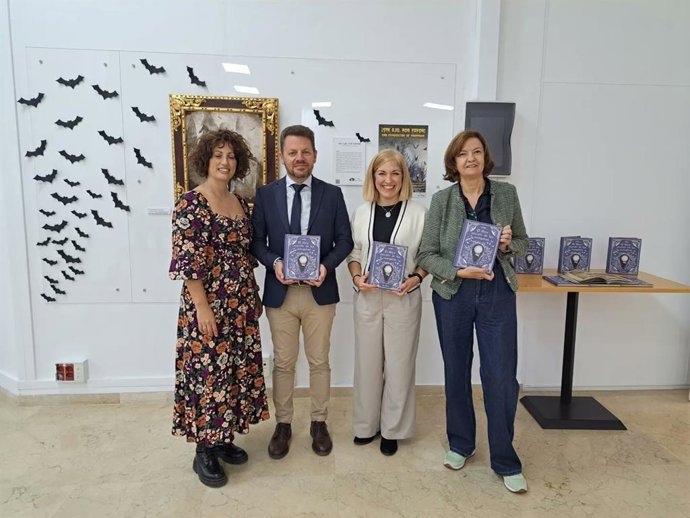 Presentación de la muestra 'Sin ajo, por favor! Una exposición de vampiros', de la artista Sol Ruiz.