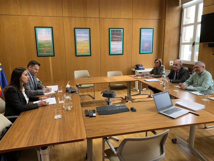 La consejera de Agua, Agricultura, Ganadería y Pesca, Sara Rubira, en la reunión con el secretario de Estado, Hugo Morán