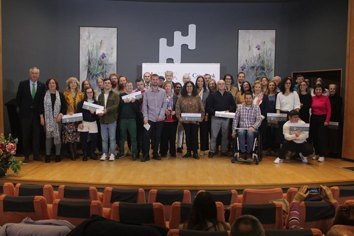 Foto de representantes de las entidades reconocidas por CaixaBank y Fundación Ávila.