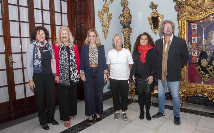 Almudena Martínez con la Asociación de Empresas Turísticas.