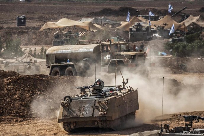 31 October 2023, Israel, Sderot: Israeli military vehicles drive on the Gaza-Israel border amid ongoing conflict between Israel and the Palestinian group Hamas. Photo: Ilia Yefimovich/dpa