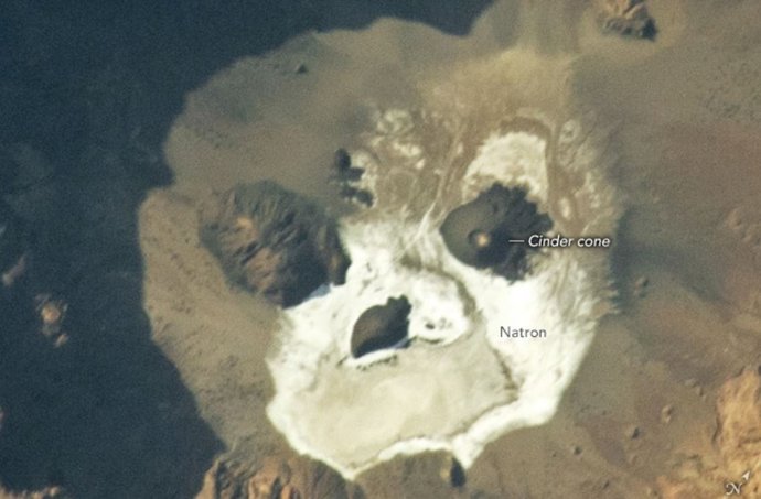 Las erupciones volcánicas pasadas y los depósitos de sal de las fuentes termales actuales dejaron esta cara distintiva en el norte de Chad.