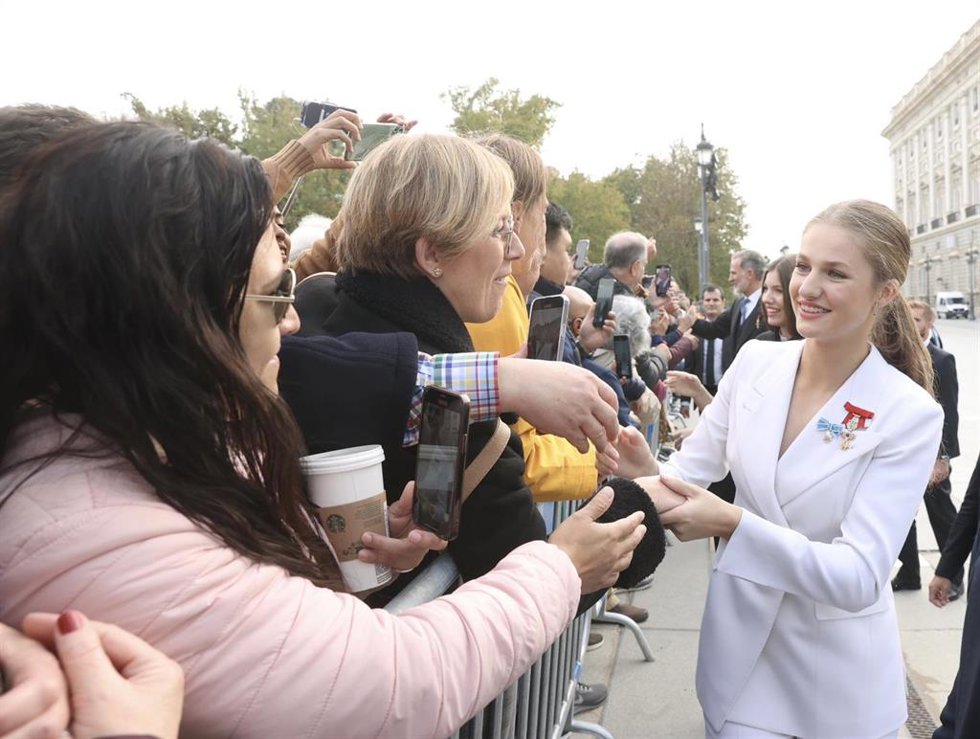 La Princesa Leonor saluda a los ciudadanos para darles las gracias por su apoyo en la Plaza de Oriente frente al Palacio Real