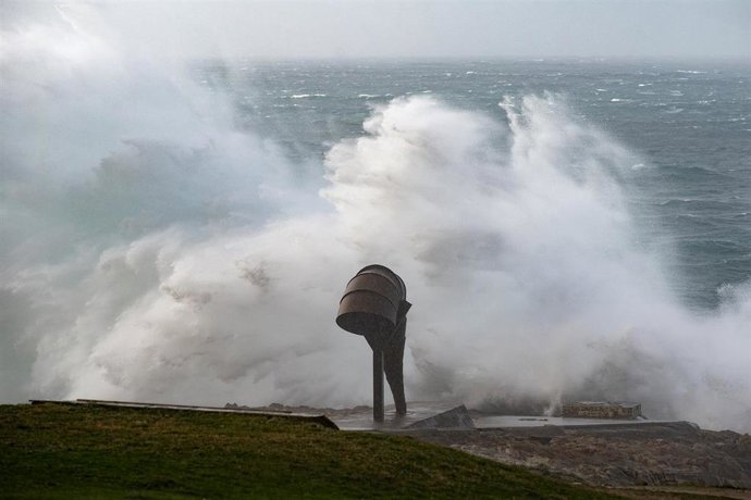 Archivo - Oleaje frente a la Caracola, en la costa de A Coruña, Galicia (España), a 30 de enero de 2021. Este sábado Galicia está afectada por una borrasca denominada 'Justine' que ha dejado cielos cubiertos con precipitaciones, localmente tormentosas.