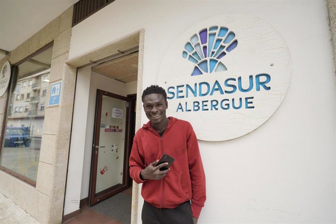 Un inmigrante desplazado desde Canarias en el albergue Senda Sur, a 31 de octubre de 2023, en O Porriño, Vigo, Galicia (España). 
