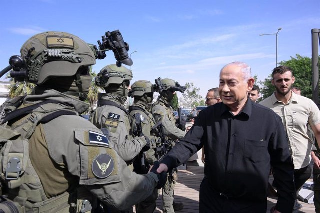 El primer ministro de Israel, Benjamin Netanyahu, saluda a militares