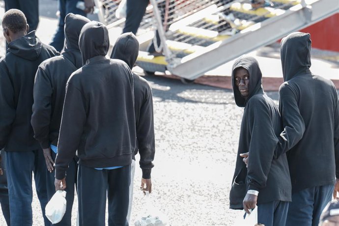 Decenas de inmigrantes cojen un ferri para ser reubicados en el Puerto Estaca, a 29 de octubre de 2023, en El Hierro, Santa Cruz de Tenerife, Tenerife, Canarias (España). En el mes de octubre han llegado a Canarias casi 13.000 migrantes, 27.800 en lo qu