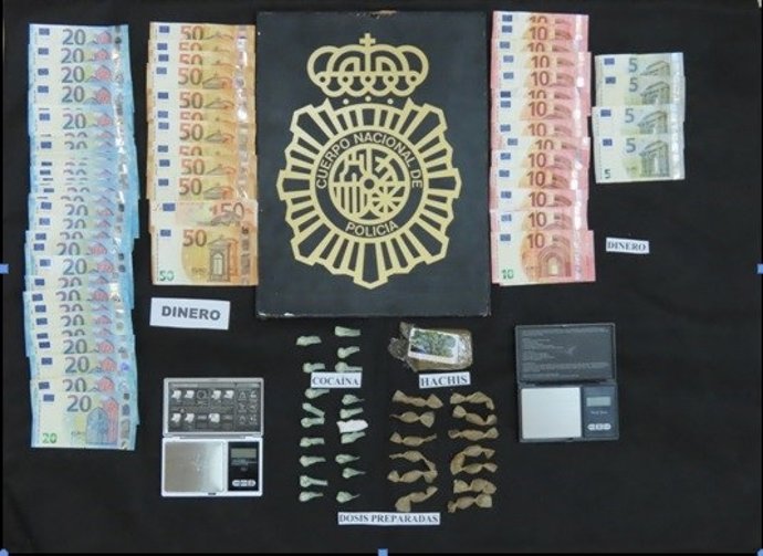 Dinero y droga intervenida en la operación en Lucena (Córdoba).