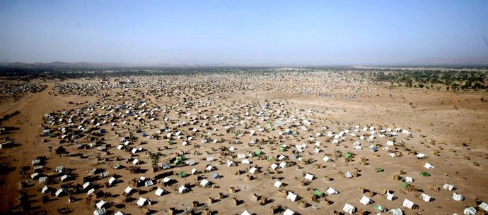 Archivo - Nov. 21, 2004 - U.S. - KRT WORLD NEWS STORY SLUGGED: SUDAN-FOOD KRT PHOTO BY DAVID P. GILKEY/DETROIT FREE PRESS (November 22) A refugee camp spreads over the land in Zalingei in the Darfur region of Sudan on November 21, 2004. Due to violence in